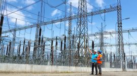 Ilustrasi pegawai PLN saat sedang melakukan pengecekan berkala di gardu induk.