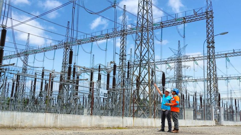 Ilustrasi pegawai PLN saat sedang melakukan pengecekan berkala di gardu induk.