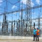 Ilustrasi pegawai PLN saat sedang melakukan pengecekan berkala di gardu induk.