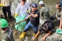 Menteri Lingkungan Hidup, Hanif Faisol Nurofiq (tengah) ketika turun langsung membersihkan sampah di hulu Sungai Ciliwung di Cisarua, Bogor pada Jumat (3/10).
