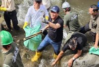 Menteri Lingkungan Hidup, Hanif Faisol Nurofiq (tengah) ketika turun langsung membersihkan sampah di hulu Sungai Ciliwung di Cisarua, Bogor pada Jumat (3/10).