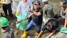 Menteri Lingkungan Hidup, Hanif Faisol Nurofiq (tengah) ketika turun langsung membersihkan sampah di hulu Sungai Ciliwung di Cisarua, Bogor pada Jumat (3/10).