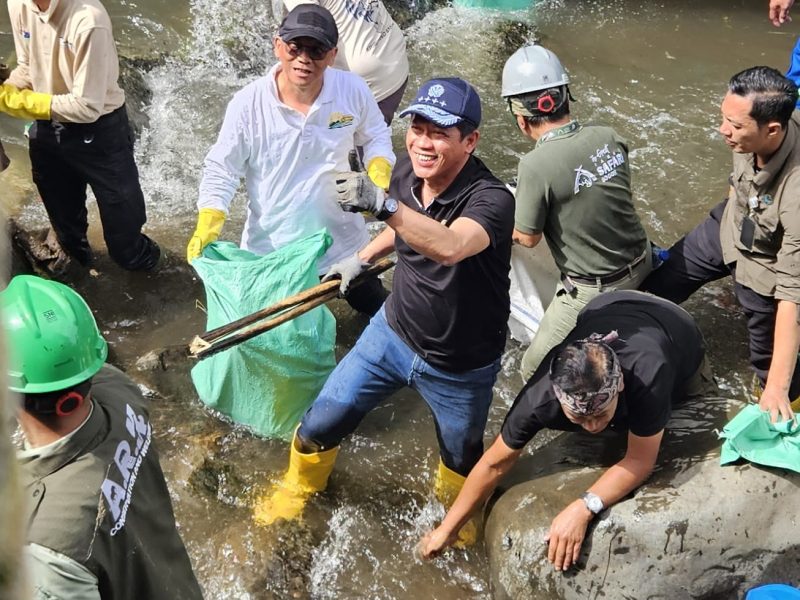 Menteri Lingkungan Hidup, Hanif Faisol Nurofiq (tengah) ketika turun langsung membersihkan sampah di hulu Sungai Ciliwung di Cisarua, Bogor pada Jumat (3/10).