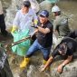 Menteri Lingkungan Hidup, Hanif Faisol Nurofiq (tengah) ketika turun langsung membersihkan sampah di hulu Sungai Ciliwung di Cisarua, Bogor pada Jumat (3/10).