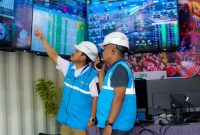 Para petugas PLN Unit Induk Wilayah Nusa Tenggara Barat saat memonitor kondisi kelistrikan gelaran MotoGP di Sirkuit Mandalika, Lombok Tengah, NTB pada Minggu (5/10).