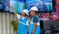 Para petugas PLN Unit Induk Wilayah Nusa Tenggara Barat saat memonitor kondisi kelistrikan gelaran MotoGP di Sirkuit Mandalika, Lombok Tengah, NTB pada Minggu (5/10).