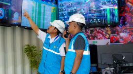 Para petugas PLN Unit Induk Wilayah Nusa Tenggara Barat saat memonitor kondisi kelistrikan gelaran MotoGP di Sirkuit Mandalika, Lombok Tengah, NTB pada Minggu (5/10).