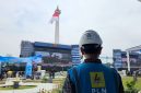 Petugas PLN memantau kesiapan sistem kelistrikan di kawasan Monumen Nasional (Monas), Jakarta, menjelang Upacara Peringatan HUT ke-80 Tentara Nasional Indonesia (TNI) pada Minggu (5/10).