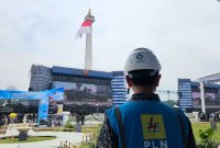 Petugas PLN memantau kesiapan sistem kelistrikan di kawasan Monumen Nasional (Monas), Jakarta, menjelang Upacara Peringatan HUT ke-80 Tentara Nasional Indonesia (TNI) pada Minggu (5/10).