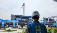 Petugas PLN memantau kesiapan sistem kelistrikan di kawasan Monumen Nasional (Monas), Jakarta, menjelang Upacara Peringatan HUT ke-80 Tentara Nasional Indonesia (TNI) pada Minggu (5/10).