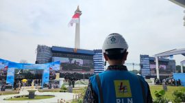 Petugas PLN memantau kesiapan sistem kelistrikan di kawasan Monumen Nasional (Monas), Jakarta, menjelang Upacara Peringatan HUT ke-80 Tentara Nasional Indonesia (TNI) pada Minggu (5/10).