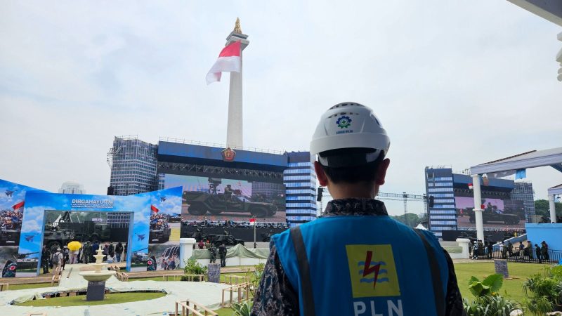 Petugas PLN memantau kesiapan sistem kelistrikan di kawasan Monumen Nasional (Monas), Jakarta, menjelang Upacara Peringatan HUT ke-80 Tentara Nasional Indonesia (TNI) pada Minggu (5/10).