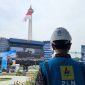 Petugas PLN memantau kesiapan sistem kelistrikan di kawasan Monumen Nasional (Monas), Jakarta, menjelang Upacara Peringatan HUT ke-80 Tentara Nasional Indonesia (TNI) pada Minggu (5/10).