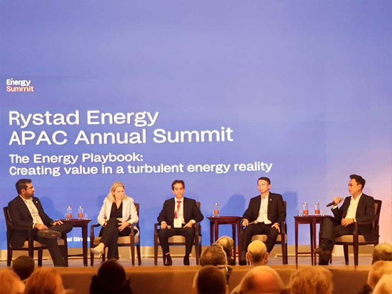Direktur Utama PLN EPI, Rakhmad Dewanto (Kanan) hadir sebagai pembicara di Acara Rystad Energy APAC Annual Summit 2025 yang digelar di Singapura. Kiri ke Kanan : Kaushal Ramesh (Vice President, Head of Gas & LNG Analytics, Rystad Energy) sebagai moderator, Tracy Lothian (Head of Asia Pacific and Global Low Carbon, MidOcean Energy, Mehdi Chennoufi (Head of Asia LNG Business Development & Origination, Vitol), serta Dr. Tran Hong Nam (Member of the Board, PetroVietnam).