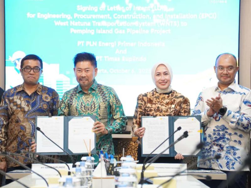 Penandatanganan ini menandai langkah penting PLN EPI dalam memperkuat keandalan pasokan gas bumi untuk sistem kelistrikan nasional, khususnya di wilayah Batam dan sekitarnya. Proyek ini menjadi jembatan strategis dalam mendukung transisi energi bersih berbasis gas bumi serta memperkuat ketahanan energi nasional.

Kiri ke Kanan: Direktur Utama PT Timas Suplindo, Sulianto Entong; Direktur Gas dan BBM PLN EPI, Erma Melina Sarahwati; Tenaga Ahli Menteri ESDM Bidang Monitoring dan Evaluasi Infrastruktur Migas Anggawira.