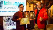 Chairman La Tofi School of Social Responsibility , Indonesia La Tofi (Kanan) menyerahkan Penghargaan Platinum Asian Impact Awards 2025 kepada  Sekretaris Perusahaan PLN EPI Mamit Setiawan (Kiri) atas Program TJSL Desa Berdaya Energi Gunung Kidul yang dinilai berdampak nyata, inovatif, dan konsisten mendorong energi berkelanjutan melalui pemberdayaan masyarakat.
