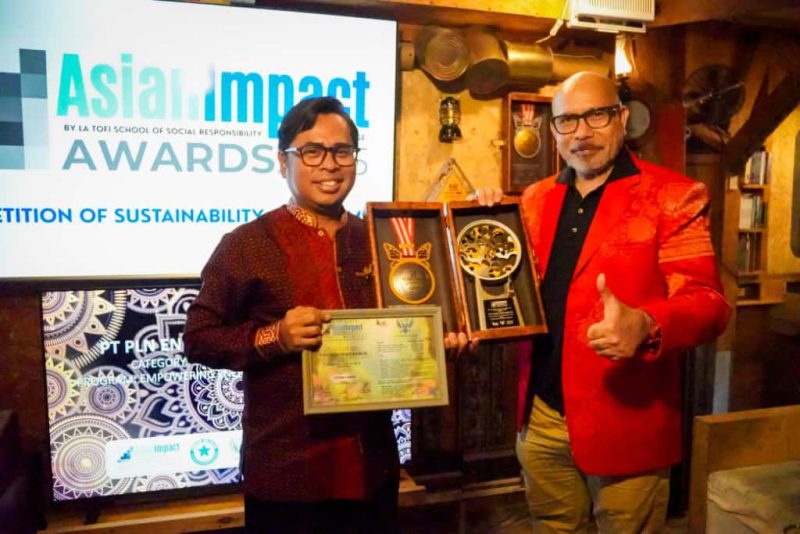 Chairman La Tofi School of Social Responsibility , Indonesia La Tofi (Kanan) menyerahkan Penghargaan Platinum Asian Impact Awards 2025 kepada  Sekretaris Perusahaan PLN EPI Mamit Setiawan (Kiri) atas Program TJSL Desa Berdaya Energi Gunung Kidul yang dinilai berdampak nyata, inovatif, dan konsisten mendorong energi berkelanjutan melalui pemberdayaan masyarakat.