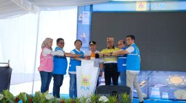 Bupati Pohuwato, Saiful A. Mbuinga (tengah), Direktur Retail dan Niaga Adi Priyanto (Ketiga dari kiri),  
Presiden Direktur PT MGR dan PT GSM Boyke Poerbaya Abidin, EVP Penjualan & Pelayanan Pelanggan Enterprise PLN, Dini Sulistyawati (kiri), General Manager PLN UID Suluttenggo, Usman Bangun (Kedua dari kiri), General Manager PLN UIP Sulawesi, Wisnu Kuntjoro Adi (Kedua dari Kanan), dan General Manager PLN UIP3B Sulawesi, Fermi Trafianto (Kanan) ketika meresmikan pengoperasian pasokan listrik sebesar 30 juta VA untuk PT Gorontalo Sejahtera Mining Daya pada kamis (2/10).