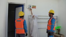 Salah satu penerima manfaat penyambungan listrik gratis program TJSL PLN di Kampung Nelayan Sejahtera, Desa Eretan Kulon, Indramayu, Jawa Barat, Maleha saat menyalakan listrik di rumahnya untuk pertama kalinya.