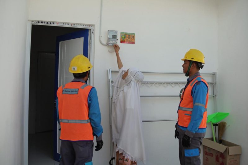 Salah satu penerima manfaat penyambungan listrik gratis program TJSL PLN di Kampung Nelayan Sejahtera, Desa Eretan Kulon, Indramayu, Jawa Barat, Maleha saat menyalakan listrik di rumahnya untuk pertama kalinya.