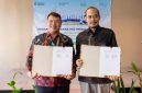 Kepala Perwakilan BKKBN Provinsi Jawa Barat Dr. Dadi Ahmad Roswandi, M.Si (kiri)  bersama  dengan Senior  Manager  PLN NP Unit Pembangkitan  Indramayu Fu'ad Arifin  (kanan) menunjukan naskah perjanjian kerja sama dalam program TAMASYA pada TPA Hommy Motty  Daycare seusai ditandatangani pada Jumat (10/10) di Bekasi.