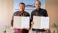 Kepala Perwakilan BKKBN Provinsi Jawa Barat Dr. Dadi Ahmad Roswandi, M.Si (kiri)  bersama  dengan Senior  Manager  PLN NP Unit Pembangkitan  Indramayu Fu'ad Arifin  (kanan) menunjukan naskah perjanjian kerja sama dalam program TAMASYA pada TPA Hommy Motty  Daycare seusai ditandatangani pada Jumat (10/10) di Bekasi.