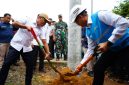 Menteri Energi dan Sumber Daya Mineral, Bahlil Lahadalia (kiri) bersama Direktur Utama PLN, Darmawan Prasodjo (kanan) secara simbolis melakukan penimbunan tanah di lokasi penanaman tiang listrik pertama di Desa Bandar Jaya, Musi Banyuasin, Sumatera Selatan pada Kamis (16/10). Jaringan listrik ini nantinya akan menyalurkan listrik ke Dusun 4 Sungai Putih, Desa Bandar Jaya yang merupakan salah satu dari 1.285 lokasi Program Listrik Desa Anggaran Belanja Tambahan Tahun 2025.