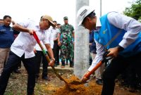Menteri Energi dan Sumber Daya Mineral, Bahlil Lahadalia (kiri) bersama Direktur Utama PLN, Darmawan Prasodjo (kanan) secara simbolis melakukan penimbunan tanah di lokasi penanaman tiang listrik pertama di Desa Bandar Jaya, Musi Banyuasin, Sumatera Selatan pada Kamis (16/10). Jaringan listrik ini nantinya akan menyalurkan listrik ke Dusun 4 Sungai Putih, Desa Bandar Jaya yang merupakan salah satu dari 1.285 lokasi Program Listrik Desa Anggaran Belanja Tambahan Tahun 2025.