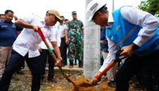 Menteri Energi dan Sumber Daya Mineral, Bahlil Lahadalia (kiri) bersama Direktur Utama PLN, Darmawan Prasodjo (kanan) secara simbolis melakukan penimbunan tanah di lokasi penanaman tiang listrik pertama di Desa Bandar Jaya, Musi Banyuasin, Sumatera Selatan pada Kamis (16/10). Jaringan listrik ini nantinya akan menyalurkan listrik ke Dusun 4 Sungai Putih, Desa Bandar Jaya yang merupakan salah satu dari 1.285 lokasi Program Listrik Desa Anggaran Belanja Tambahan Tahun 2025.