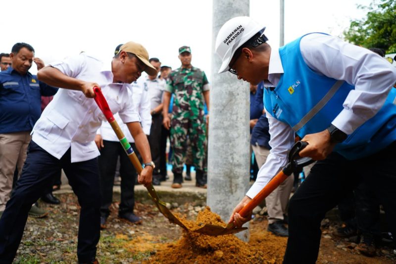 Menteri Energi dan Sumber Daya Mineral, Bahlil Lahadalia (kiri) bersama Direktur Utama PLN, Darmawan Prasodjo (kanan) secara simbolis melakukan penimbunan tanah di lokasi penanaman tiang listrik pertama di Desa Bandar Jaya, Musi Banyuasin, Sumatera Selatan pada Kamis (16/10). Jaringan listrik ini nantinya akan menyalurkan listrik ke Dusun 4 Sungai Putih, Desa Bandar Jaya yang merupakan salah satu dari 1.285 lokasi Program Listrik Desa Anggaran Belanja Tambahan Tahun 2025.