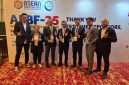 Perwakilan dari PLN Nusantara Power berfoto bersama empat trophy penghargaan yang diterima dalam ajang ASEAN Energy Awards 2025 pada Kamis (16/10) di Kuala Lumpur.