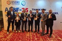 Perwakilan dari PLN Nusantara Power berfoto bersama empat trophy penghargaan yang diterima dalam ajang ASEAN Energy Awards 2025 pada Kamis (16/10) di Kuala Lumpur.