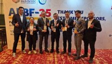 Perwakilan dari PLN Nusantara Power berfoto bersama empat trophy penghargaan yang diterima dalam ajang ASEAN Energy Awards 2025 pada Kamis (16/10) di Kuala Lumpur.