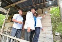 Menteri Energi dan Sumber Daya Mineral, Bahlil Lahadalia (kanan) didampingi Bupati Musi Banyuasin, M. Toha Tohet (kedua dari kiri), dan Direktur Utama PLN, Darmawan Prasodjo (kedua dari kanan) secara simbolis menyalakan rumah penerima manfaat Bantuan Pasang Baru Listrik, Ruslan (kiri) di Desa Bandar Jaya, Musi Banyuasin, Sumatera Selatan (16/10). Tahun ini, Kementerian ESDM menargetkan 215 ribu rumah tangga tidak mampu yang belum berlistrik dapat merasakan manfaat program sambung listrik gratis tersebut.