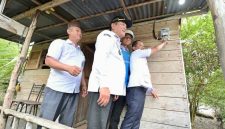 Menteri Energi dan Sumber Daya Mineral, Bahlil Lahadalia (kanan) didampingi Bupati Musi Banyuasin, M. Toha Tohet (kedua dari kiri), dan Direktur Utama PLN, Darmawan Prasodjo (kedua dari kanan) secara simbolis menyalakan rumah penerima manfaat Bantuan Pasang Baru Listrik, Ruslan (kiri) di Desa Bandar Jaya, Musi Banyuasin, Sumatera Selatan (16/10). Tahun ini, Kementerian ESDM menargetkan 215 ribu rumah tangga tidak mampu yang belum berlistrik dapat merasakan manfaat program sambung listrik gratis tersebut.