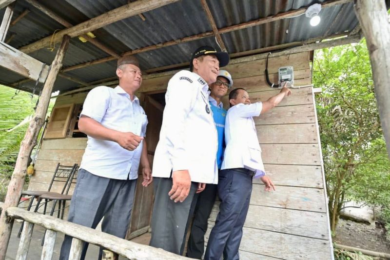 Menteri Energi dan Sumber Daya Mineral, Bahlil Lahadalia (kanan) didampingi Bupati Musi Banyuasin, M. Toha Tohet (kedua dari kiri), dan Direktur Utama PLN, Darmawan Prasodjo (kedua dari kanan) secara simbolis menyalakan rumah penerima manfaat Bantuan Pasang Baru Listrik, Ruslan (kiri) di Desa Bandar Jaya, Musi Banyuasin, Sumatera Selatan (16/10). Tahun ini, Kementerian ESDM menargetkan 215 ribu rumah tangga tidak mampu yang belum berlistrik dapat merasakan manfaat program sambung listrik gratis tersebut.