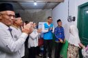Simbolis penyalaan listrik program “Berbagi Cahaya, Menumbuhkan Harapan”di rumah salah satu penerima manfaat di Kabupaten Bantul, DIY, Partinah (kanan) oleh Bupati Bantul, Abdul Halim Muslih (kedua dari kanan) didampingi Direktur Utama PLN, Darmawan Prasodjo (ketiga dari kanan), Lurah Wonokromo, Machrus Hanafi (kedua dari kiri), dan ⁠Tokoh masyarakat Wonokromo, Maryadi (kiri).