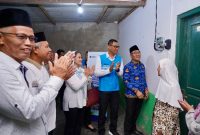 Simbolis penyalaan listrik program “Berbagi Cahaya, Menumbuhkan Harapan”di rumah salah satu penerima manfaat di Kabupaten Bantul, DIY, Partinah (kanan) oleh Bupati Bantul, Abdul Halim Muslih (kedua dari kanan) didampingi Direktur Utama PLN, Darmawan Prasodjo (ketiga dari kanan), Lurah Wonokromo, Machrus Hanafi (kedua dari kiri), dan ⁠Tokoh masyarakat Wonokromo, Maryadi (kiri).