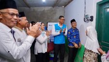 Simbolis penyalaan listrik program “Berbagi Cahaya, Menumbuhkan Harapan”di rumah salah satu penerima manfaat di Kabupaten Bantul, DIY, Partinah (kanan) oleh Bupati Bantul, Abdul Halim Muslih (kedua dari kanan) didampingi Direktur Utama PLN, Darmawan Prasodjo (ketiga dari kanan), Lurah Wonokromo, Machrus Hanafi (kedua dari kiri), dan ⁠Tokoh masyarakat Wonokromo, Maryadi (kiri).