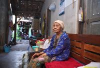 Salah satu penerima manfaat, Partinah (72) masih mengingat betul bagaimana malam-malam di rumahnya dulu hanya diterangi cahaya kecil dari lampu pelita.Bagi Partinah, hadirnya listrik tak hanya membawa terang, tetapi juga rasa aman dan kenyamanan baru di rumahnya. Kini ia bisa beraktivitas dan beristirahat tanpa khawatir kegelapan menyelimuti.