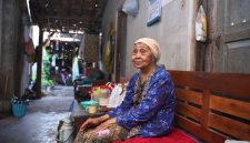 Salah satu penerima manfaat, Partinah (72) masih mengingat betul bagaimana malam-malam di rumahnya dulu hanya diterangi cahaya kecil dari lampu pelita.Bagi Partinah, hadirnya listrik tak hanya membawa terang, tetapi juga rasa aman dan kenyamanan baru di rumahnya. Kini ia bisa beraktivitas dan beristirahat tanpa khawatir kegelapan menyelimuti.