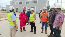 Kunjungan Komut ke pembangkit listrik berbahan bakar batubara dengan teknologi Circulating Fluidized Bed (CFB) Boiler, berkapasitas 2x50 MW dengan luas 34 hektar itu disambut hangat oleh Yayak Triasdian,
Team Leader Energi Primer PLN UPK Timor UIW NTT beserta jajaran.