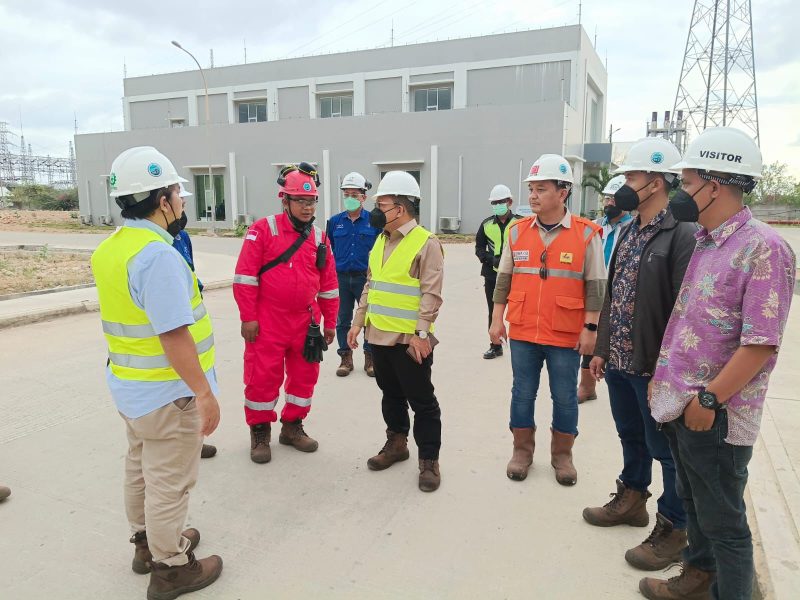 Kunjungan Komut ke pembangkit listrik berbahan bakar batubara dengan teknologi Circulating Fluidized Bed (CFB) Boiler, berkapasitas 2x50 MW dengan luas 34 hektar itu disambut hangat oleh Yayak Triasdian,
Team Leader Energi Primer PLN UPK Timor UIW NTT beserta jajaran.