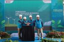 Direktur Operasi Pembangkit Batu Bara PLN NP M. Irwansyah Putra (kedua dari kiri) bersama Direktur Utama PLN NP Services Jakfar Sadiq (kedua dari kanan) didampingi Komisaris Utama PLN NP Services Suwarno  (paling kanan) dan Manager PLN NP UP Tarahan Dwi Suprianto (paling kiri) menekan tombol sebagai simbolis peresmian Unit Produksi Biomassa Bandar Lampung (UPBBL) pada Selasa (21/10) di Lampung.