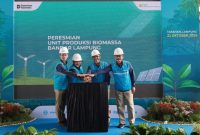 Direktur Operasi Pembangkit Batu Bara PLN NP M. Irwansyah Putra (kedua dari kiri) bersama Direktur Utama PLN NP Services Jakfar Sadiq (kedua dari kanan) didampingi Komisaris Utama PLN NP Services Suwarno  (paling kanan) dan Manager PLN NP UP Tarahan Dwi Suprianto (paling kiri) menekan tombol sebagai simbolis peresmian Unit Produksi Biomassa Bandar Lampung (UPBBL) pada Selasa (21/10) di Lampung.
