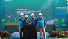 Direktur Operasi Pembangkit Batu Bara PLN NP M. Irwansyah Putra (kedua dari kiri) bersama Direktur Utama PLN NP Services Jakfar Sadiq (kedua dari kanan) didampingi Komisaris Utama PLN NP Services Suwarno  (paling kanan) dan Manager PLN NP UP Tarahan Dwi Suprianto (paling kiri) menekan tombol sebagai simbolis peresmian Unit Produksi Biomassa Bandar Lampung (UPBBL) pada Selasa (21/10) di Lampung.