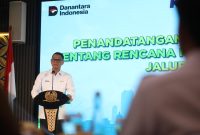 Direktur Utama PLN, Darmawan Prasodjo memberikan sambutan pada agenda Penandatanganan Nota Kesepahaman tentang Rencana Kerja Elektrifikasi Jalur Kereta Api antara PLN dan KAI di Jakarta, Senin (20/10). Ia menyampaikan, pihaknya siap mendukung Pemerintah dalam memperkuat infrastruktur transportasi publik yang lebih bersih dan ramah lingkungan, salah satunya melalui elektrifikasi jalur kereta. Upaya ini sekaligus mendukung penurunan emisi karbon di sektor transportasi, selaras dengan target Net Zero Emissions tahun 2060.