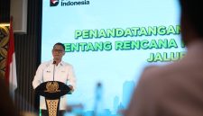 Direktur Utama PLN, Darmawan Prasodjo memberikan sambutan pada agenda Penandatanganan Nota Kesepahaman tentang Rencana Kerja Elektrifikasi Jalur Kereta Api antara PLN dan KAI di Jakarta, Senin (20/10). Ia menyampaikan, pihaknya siap mendukung Pemerintah dalam memperkuat infrastruktur transportasi publik yang lebih bersih dan ramah lingkungan, salah satunya melalui elektrifikasi jalur kereta. Upaya ini sekaligus mendukung penurunan emisi karbon di sektor transportasi, selaras dengan target Net Zero Emissions tahun 2060.