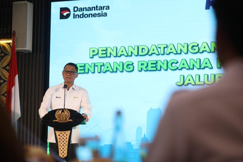 Direktur Utama PLN, Darmawan Prasodjo memberikan sambutan pada agenda Penandatanganan Nota Kesepahaman tentang Rencana Kerja Elektrifikasi Jalur Kereta Api antara PLN dan KAI di Jakarta, Senin (20/10). Ia menyampaikan, pihaknya siap mendukung Pemerintah dalam memperkuat infrastruktur transportasi publik yang lebih bersih dan ramah lingkungan, salah satunya melalui elektrifikasi jalur kereta. Upaya ini sekaligus mendukung penurunan emisi karbon di sektor transportasi, selaras dengan target Net Zero Emissions tahun 2060.