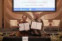 Penandatanganan Adendum Perjanjian Kerja Sama (PKS) tentang Penyediaan Tenaga Listrik dan Percepatan Investasi di Sektor Ketenagalistrikan oleh Deputi Bidang Kerja Sama Penanaman Modal Kementerian Investasi dan Hilirisasi/Badan Koordinasi Penanaman Modal (BKPM), Tirta Nugraha Mursitama (kanan) dan Direktur Retail dan Niaga PLN, Adi Priyanto (kiri) yang diselenggarakan di Malang, Jawa Timur, Kamis (16/10).